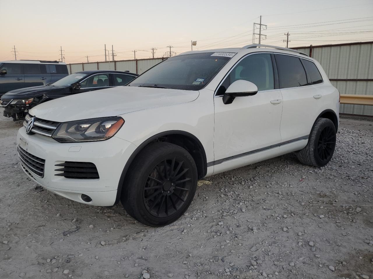 Salvage Volkswagen Touareg Image