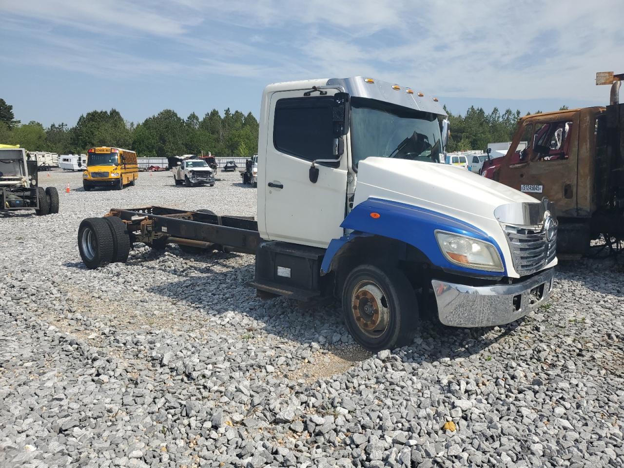 Salvage Hino 258 Image