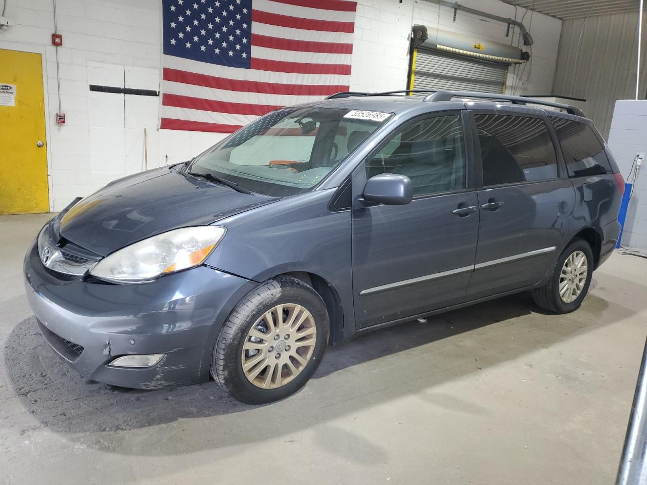 Salvage Toyota Sienna Image