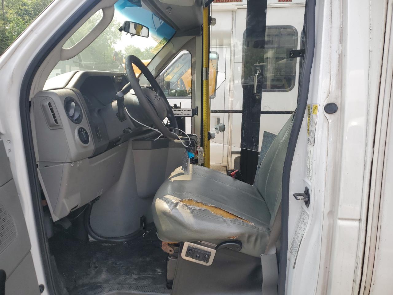 Ford Econoline E350 Super Duty Cutaway Van