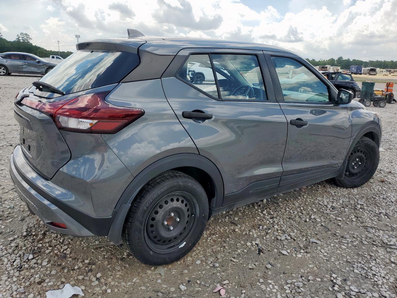 Nissan Kicks S