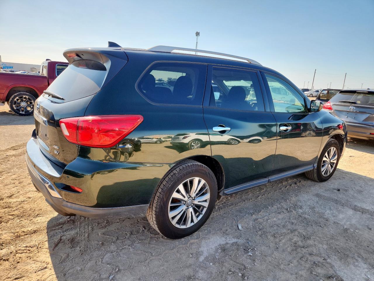 Nissan Pathfinder Sv