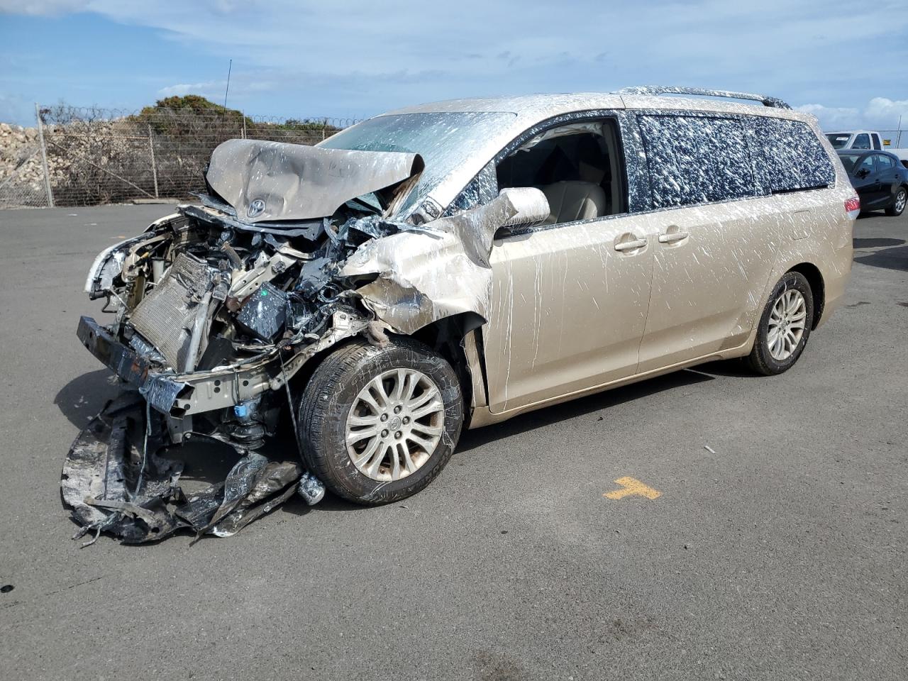 Salvage Toyota Sienna Image