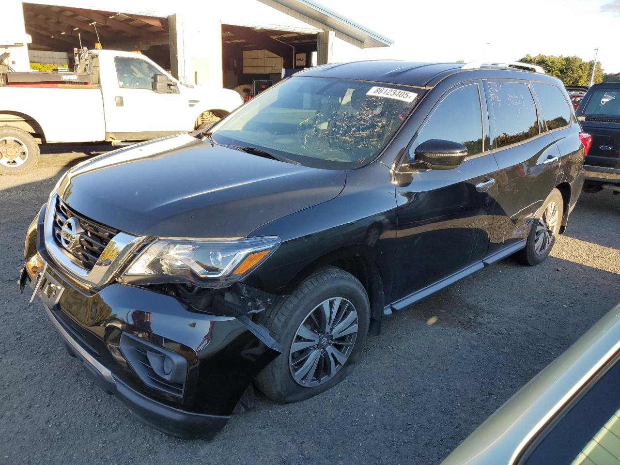 Salvage Nissan Pathfinder Image