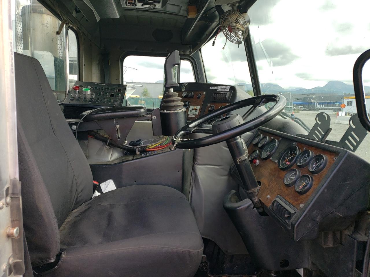 Peterbilt Tractor 320