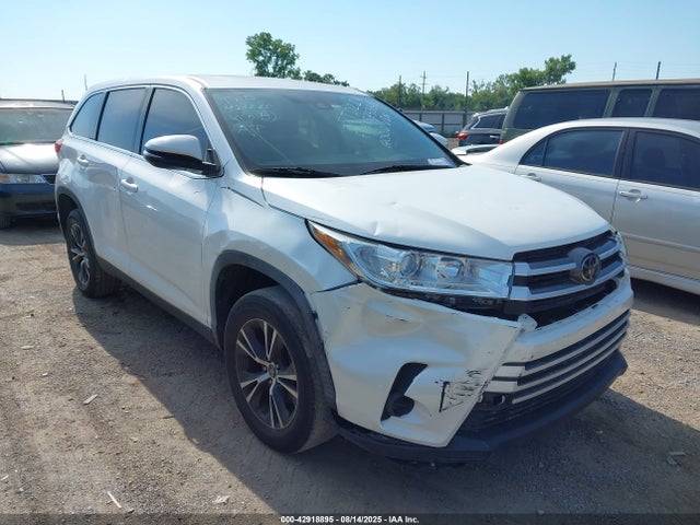Salvage Toyota Highlander Image