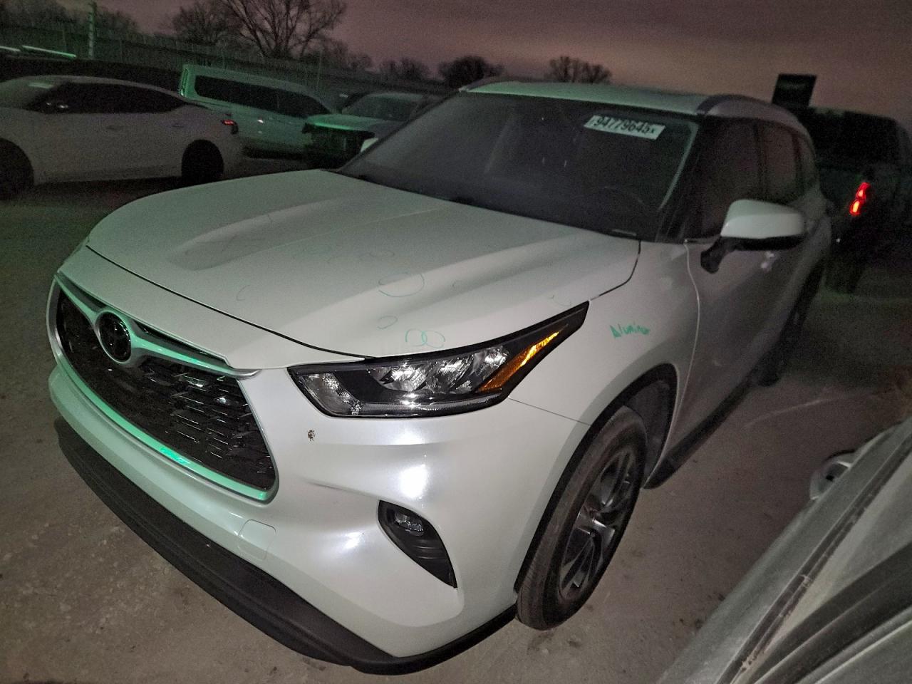 Salvage Toyota Highlander Image