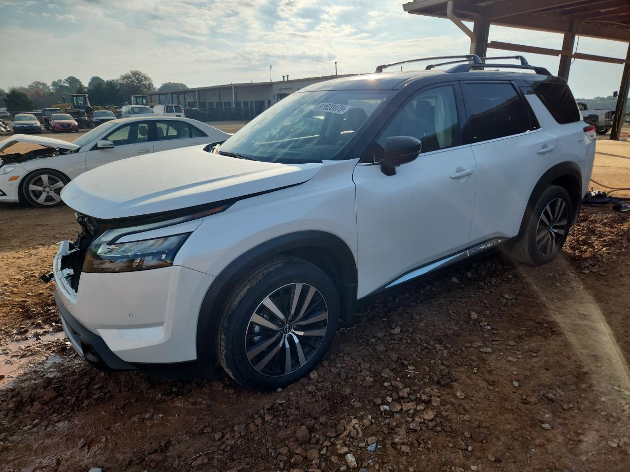 Salvage Nissan Pathfinder Image