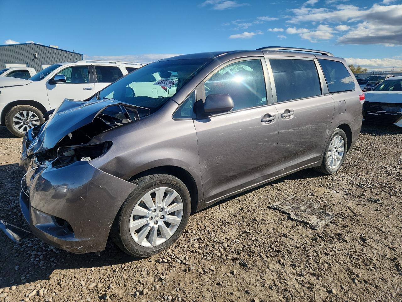 Salvage Toyota Sienna Image