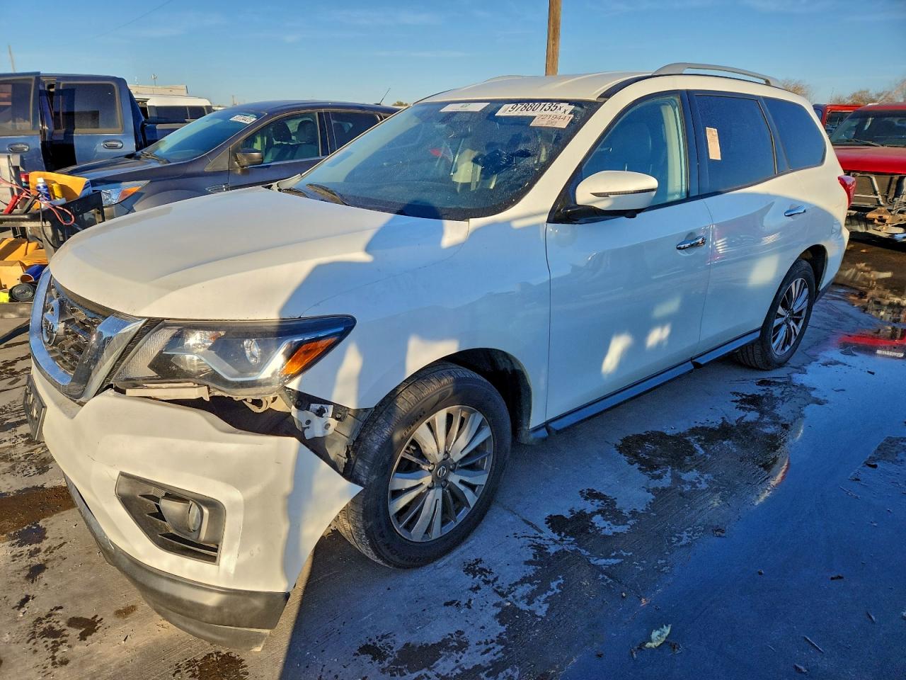 Salvage Nissan Pathfinder Image