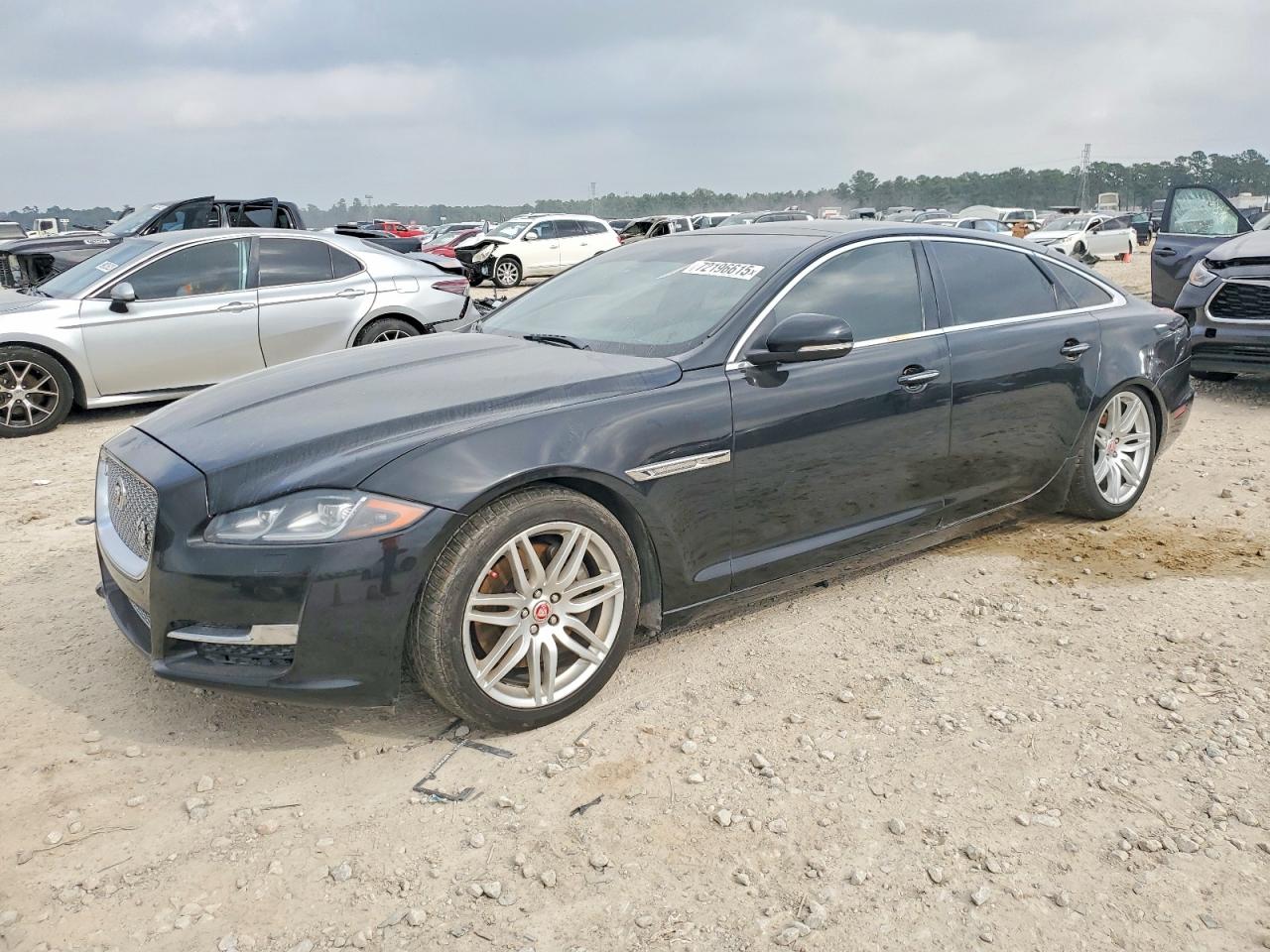 Salvage Jaguar XJ Image