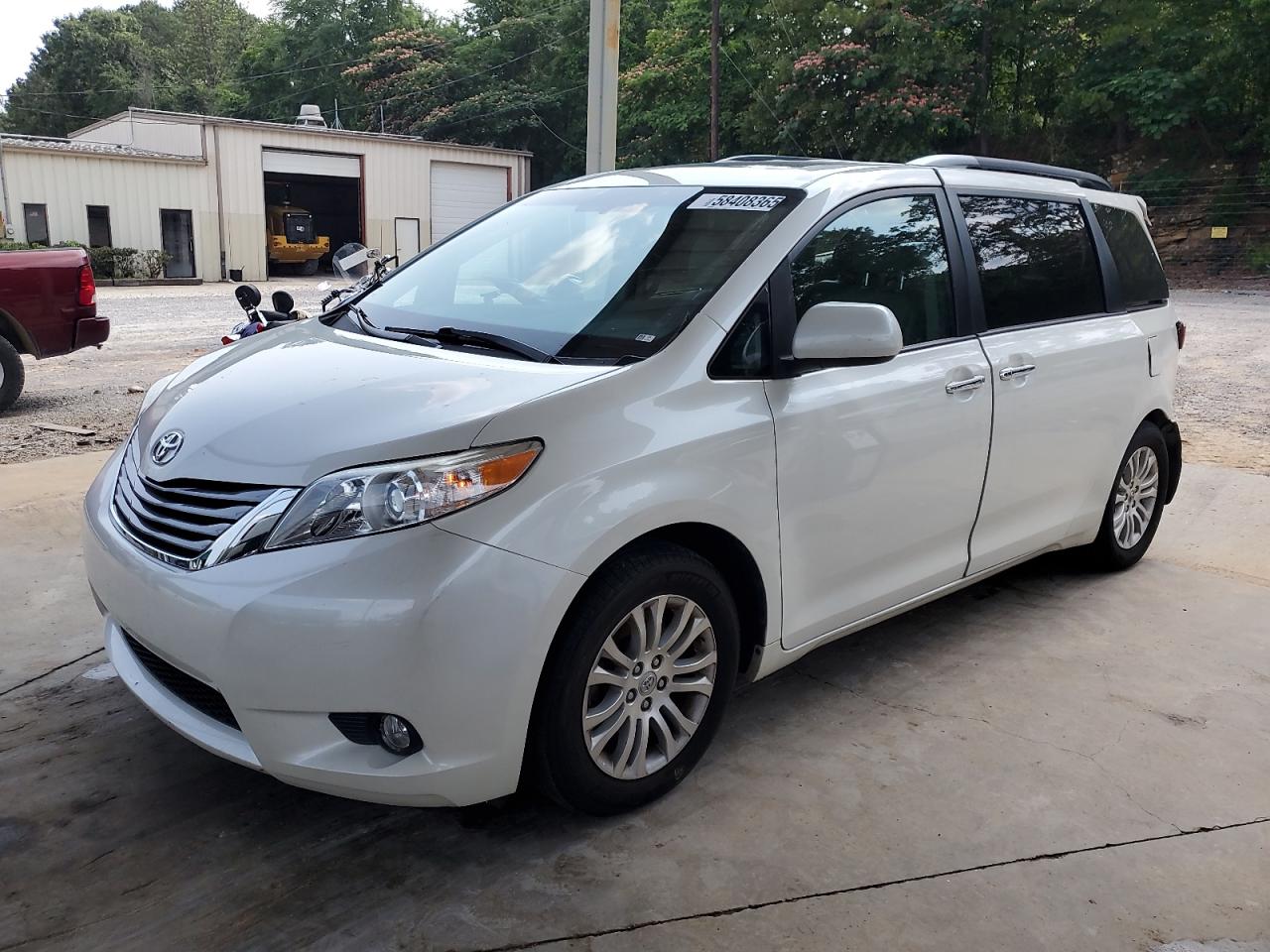 Salvage Toyota Sienna Image