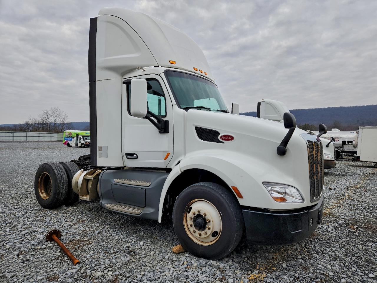 Salvage Peterbilt 579 Image