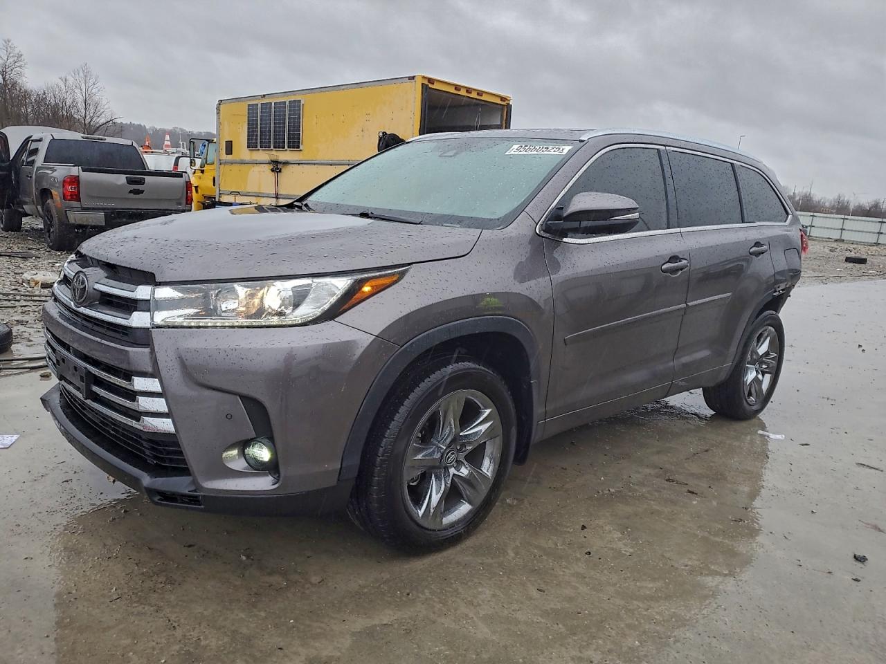 Salvage Toyota Highlander Image