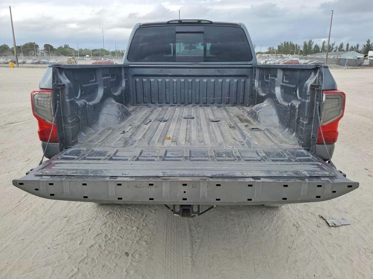 Nissan Titan S