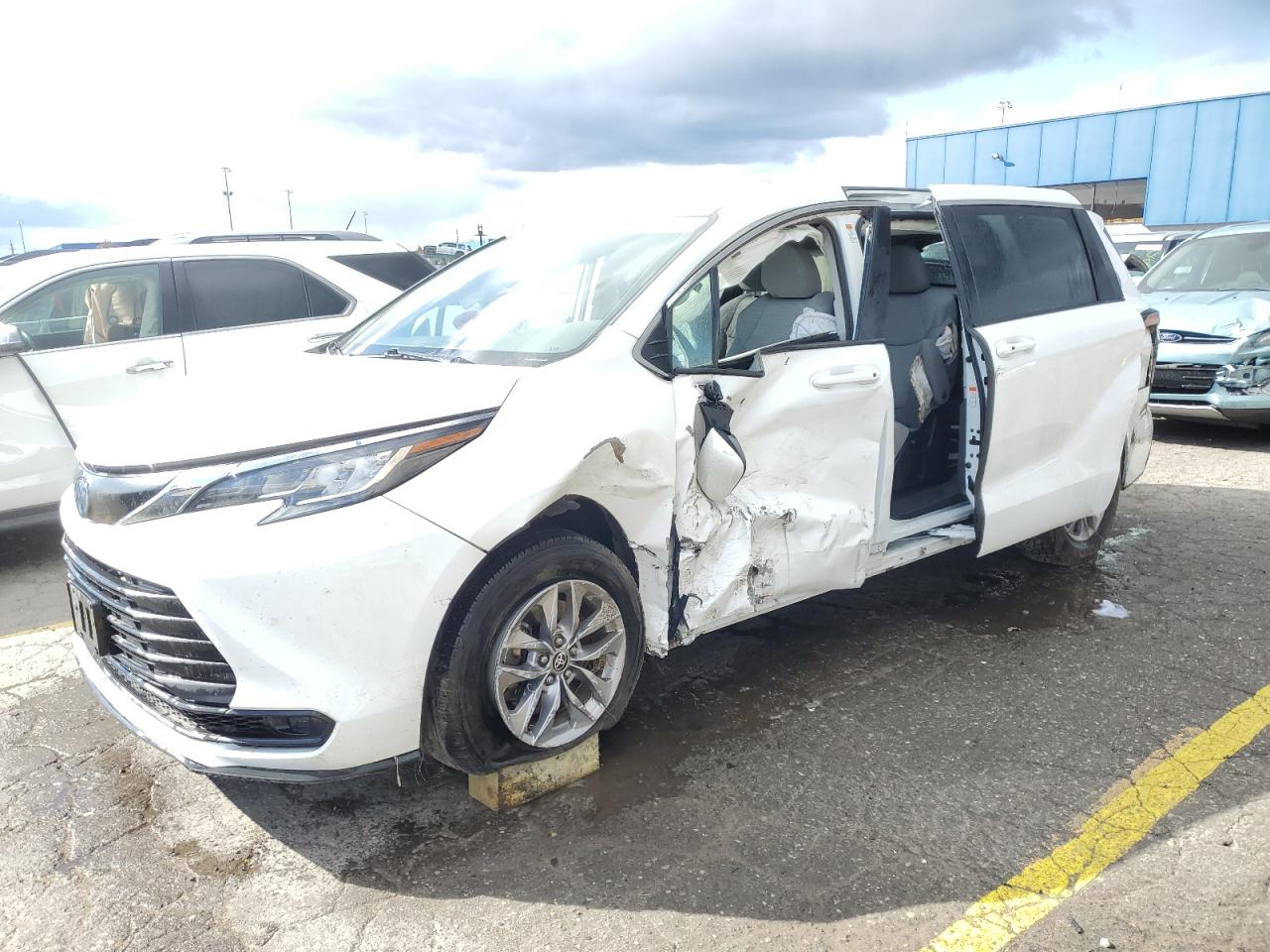 Salvage Toyota Sienna Image