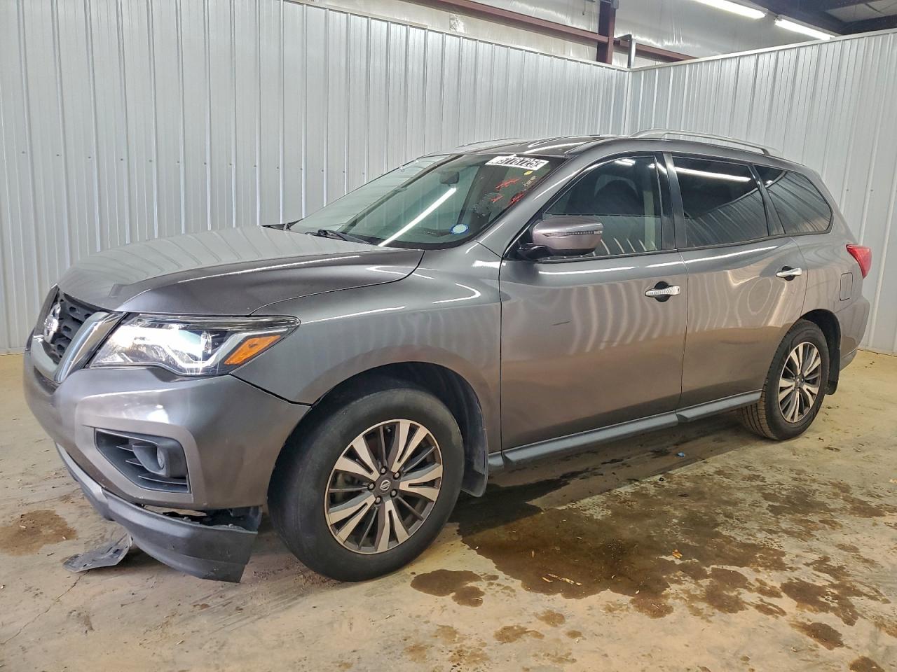 Salvage Nissan Pathfinder Image