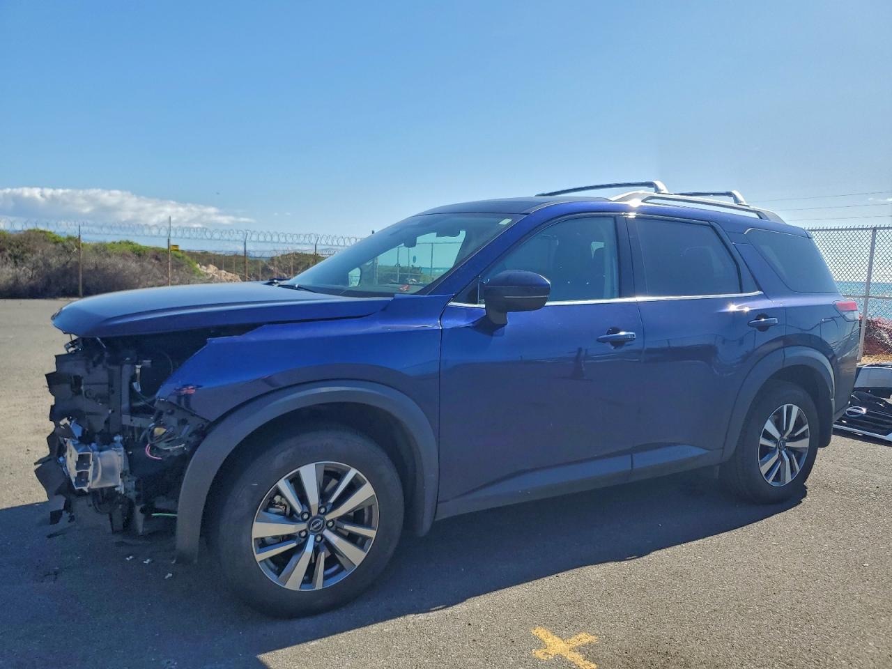 Salvage Nissan Pathfinder Image