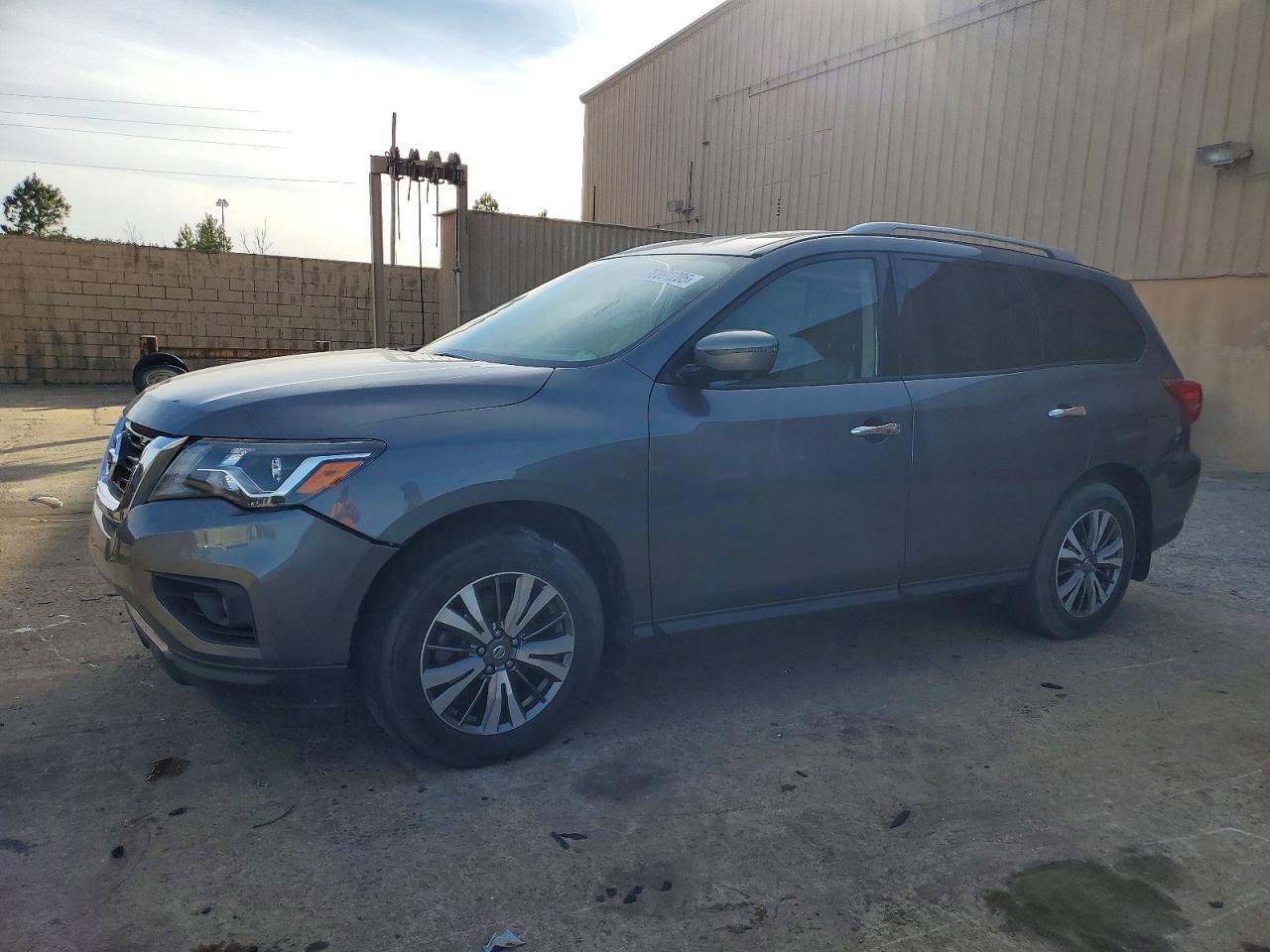Salvage Nissan Pathfinder Image