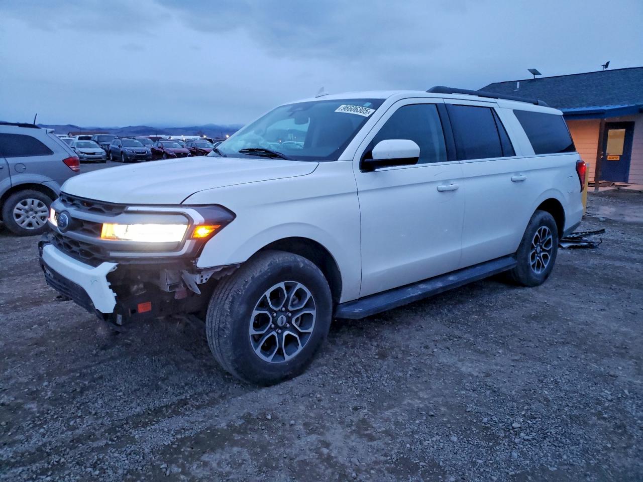Salvage Ford Expedition Image