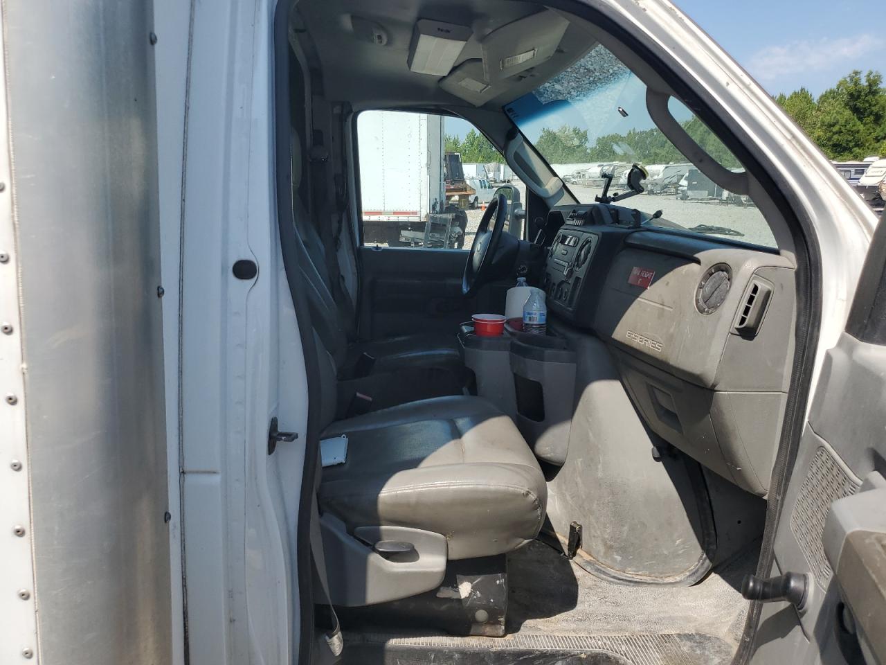 Ford Econoline E450 Super Duty Cutaway Van