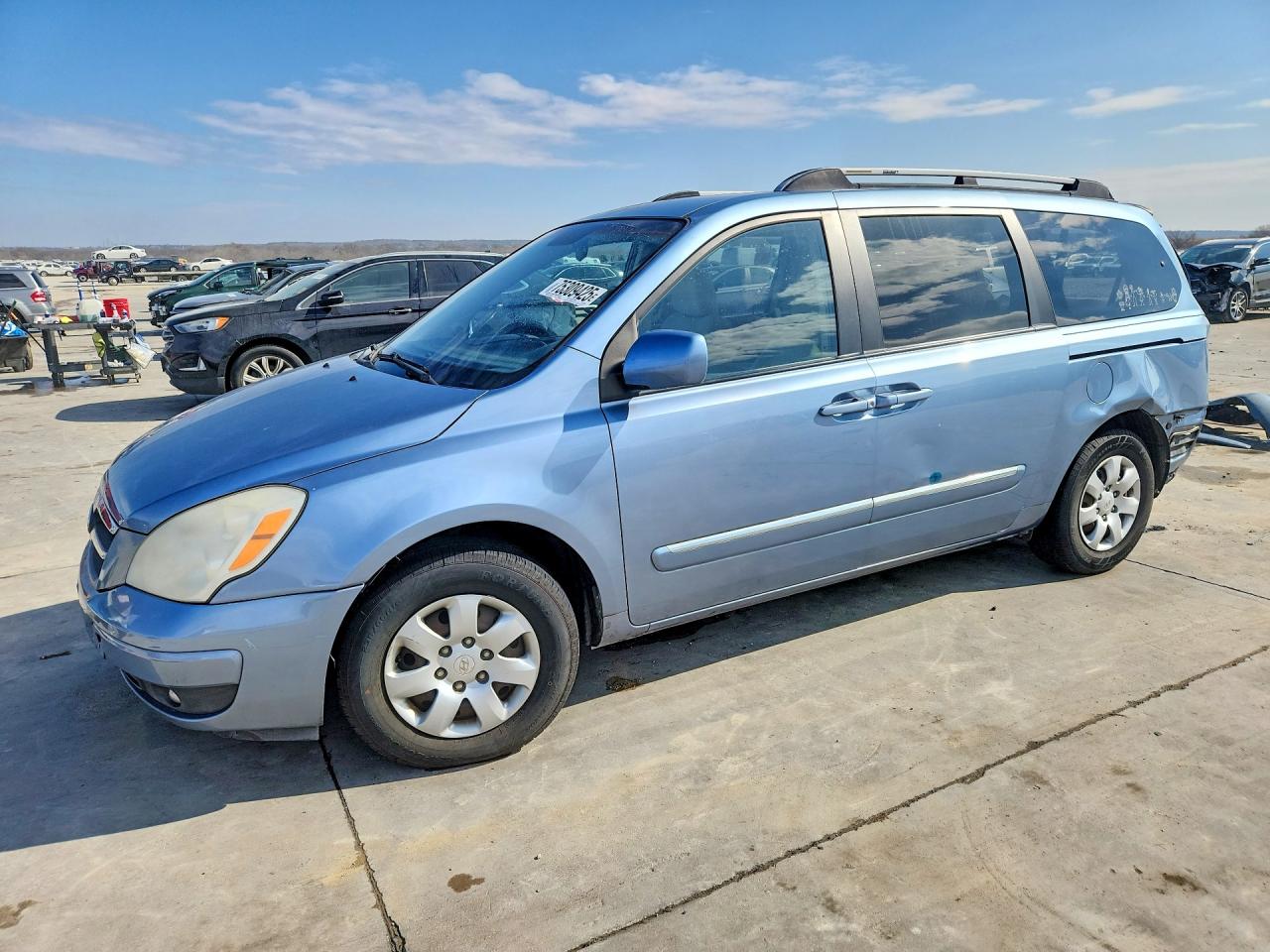 Salvage Hyundai Entourage Image