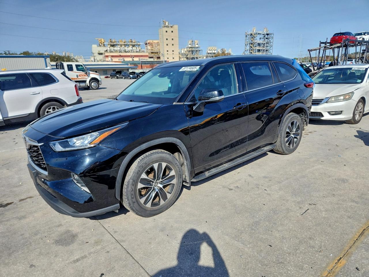 Salvage Toyota Highlander Image