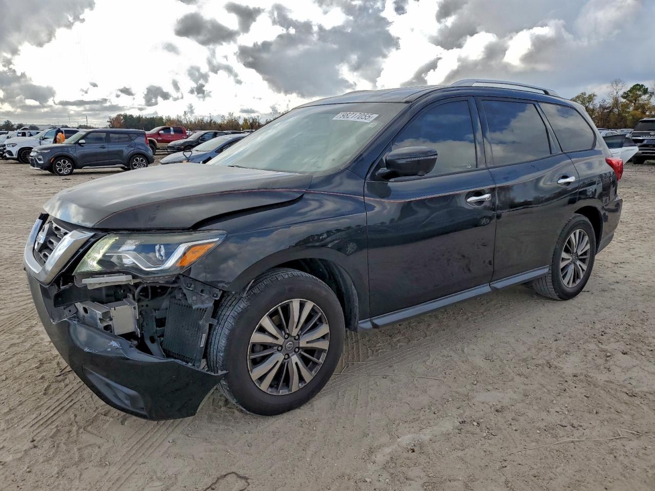 Salvage Nissan Pathfinder Image