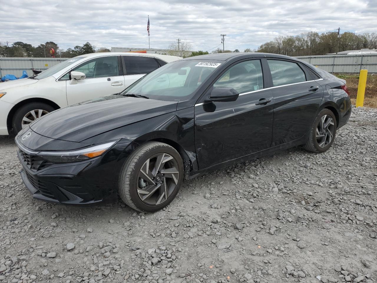 Salvage Hyundai ELANTRA Image