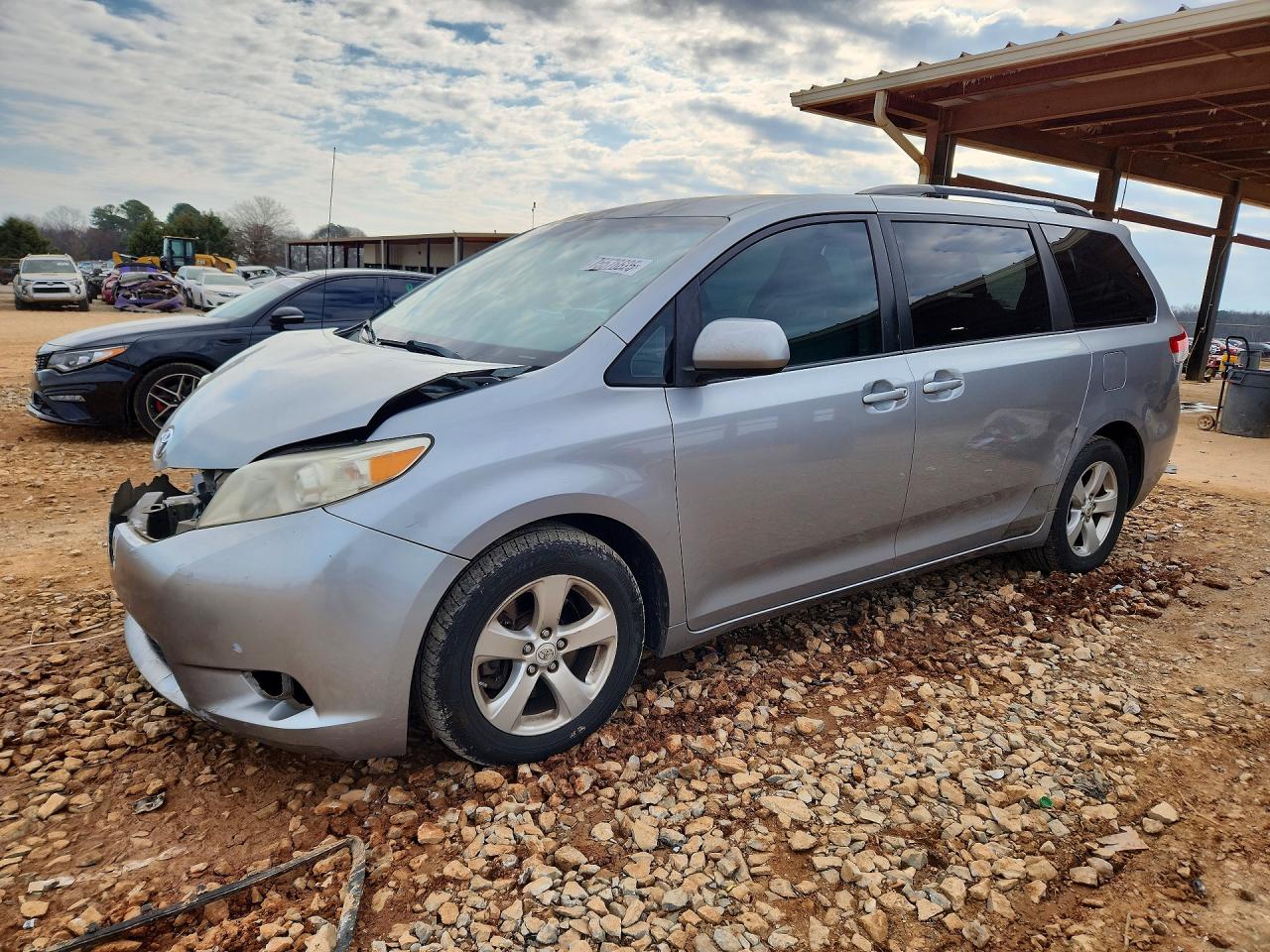 Salvage Toyota Sienna Image