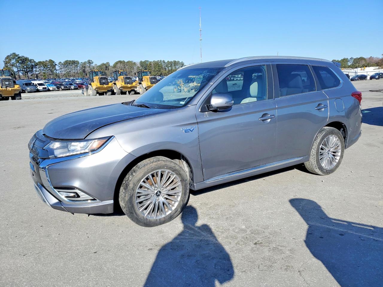Salvage Mitsubishi Outlander Image