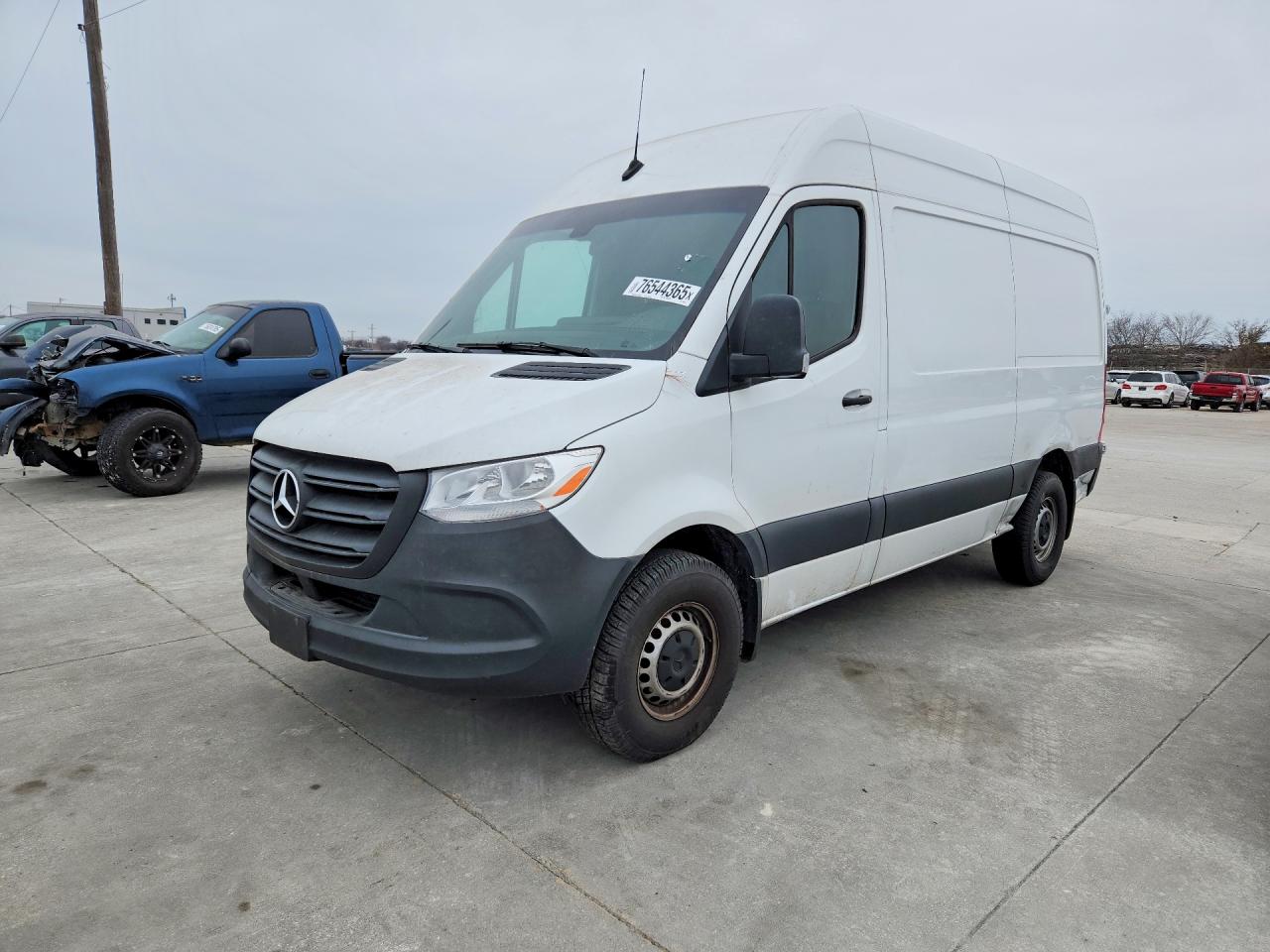 Salvage Mercedes-Benz Sprinter Image