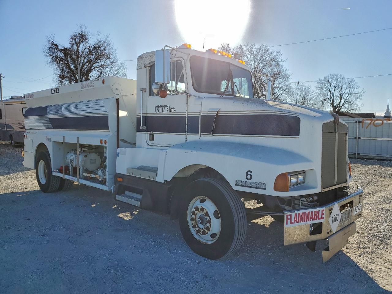 Salvage Kenworth T600 Image