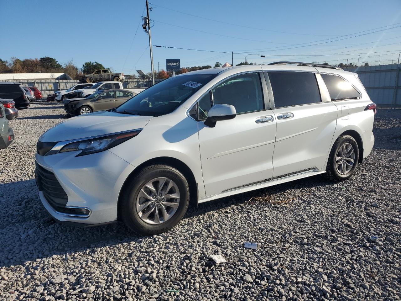 Salvage Toyota Sienna Image
