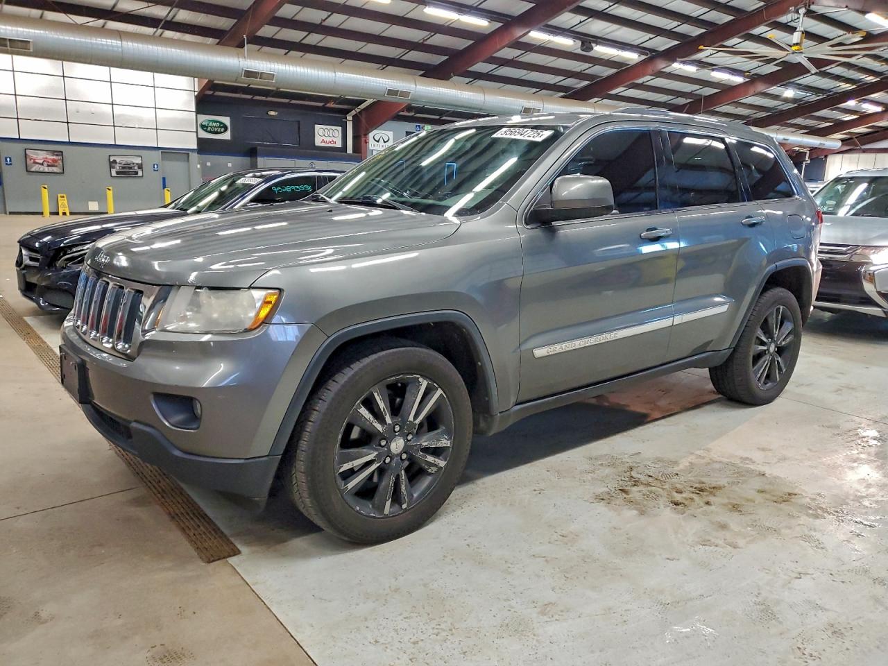 Salvage Jeep Grand Cherokee Image
