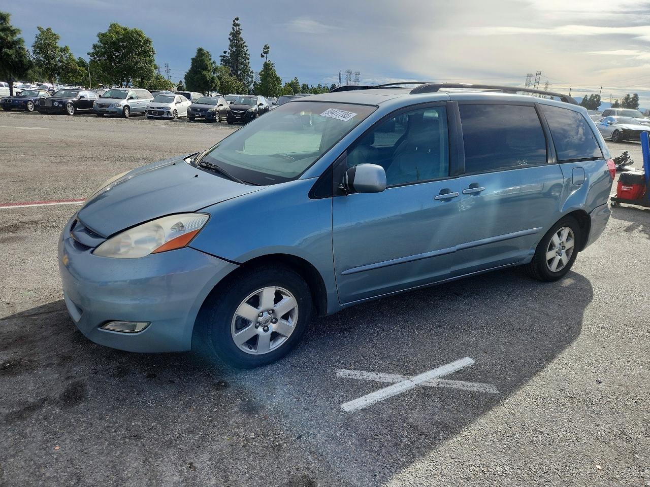 Salvage Toyota Sienna Image