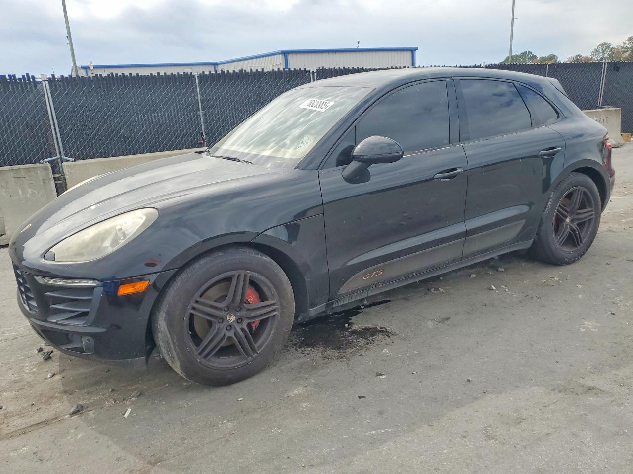 Salvage Porsche Macan Image