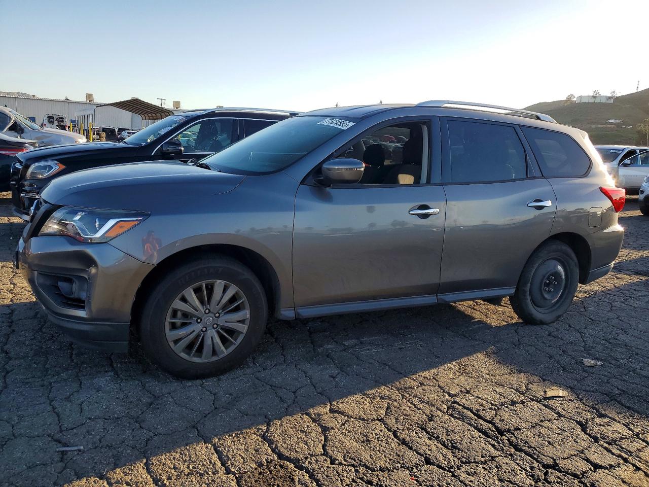 Salvage Nissan Pathfinder Image