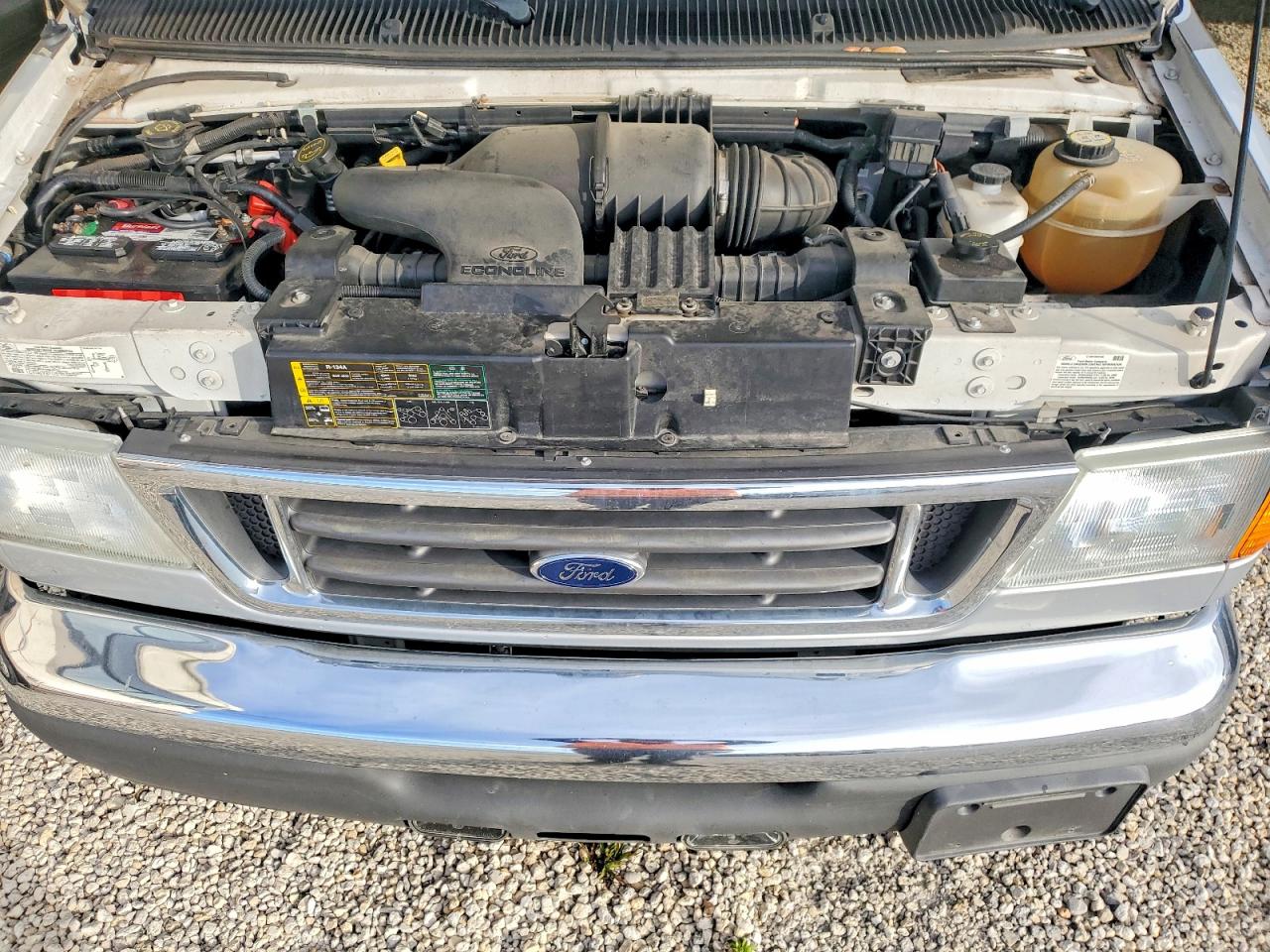 Ford Econoline E450 Super Duty Cutaway Van