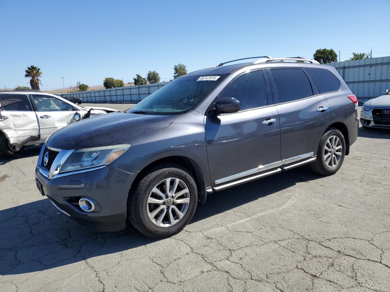Salvage Nissan Pathfinder Image