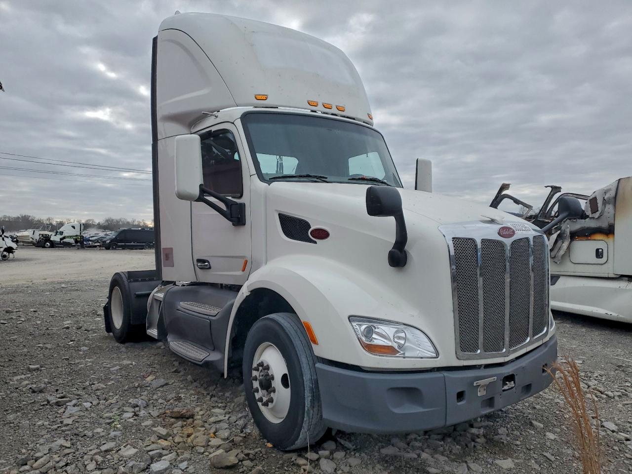 Salvage Peterbilt 579 Image