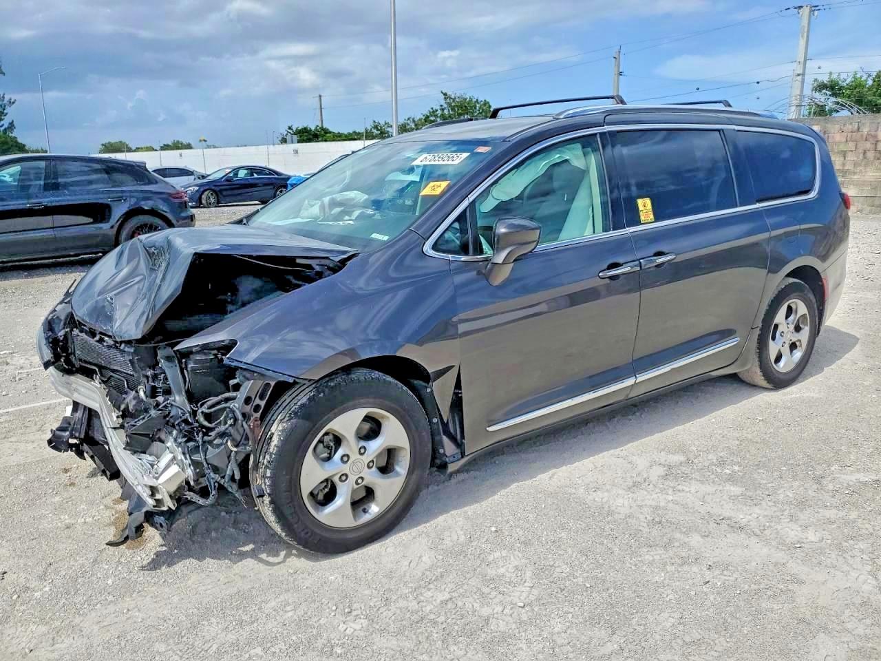Salvage Chrysler Pacifica Image