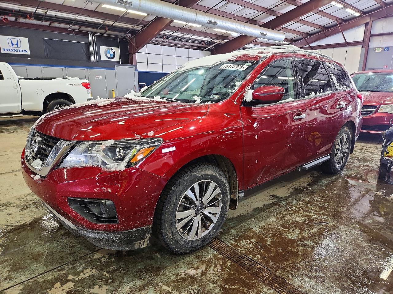 Salvage Nissan Pathfinder Image