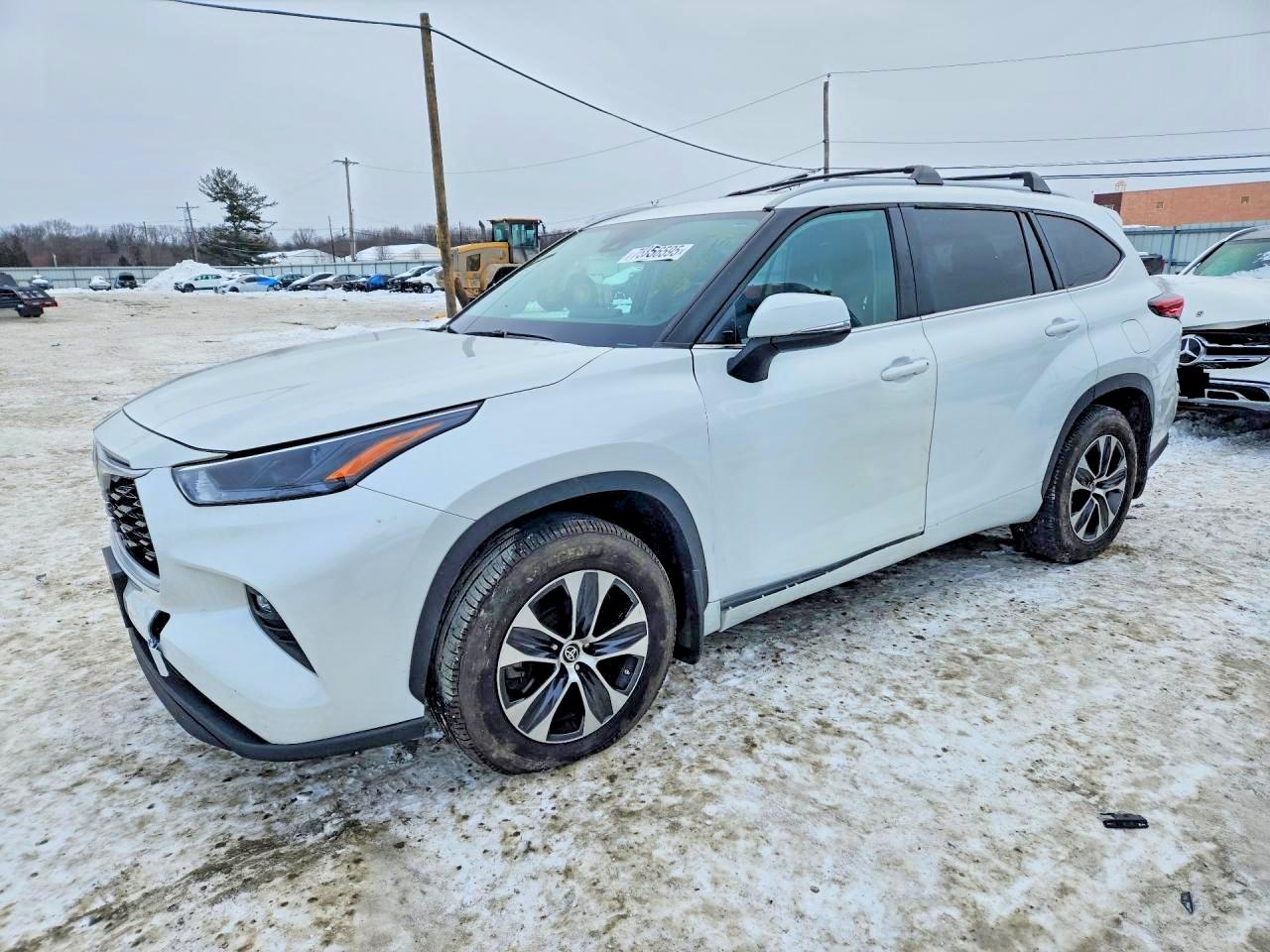 Salvage Toyota Highlander Image