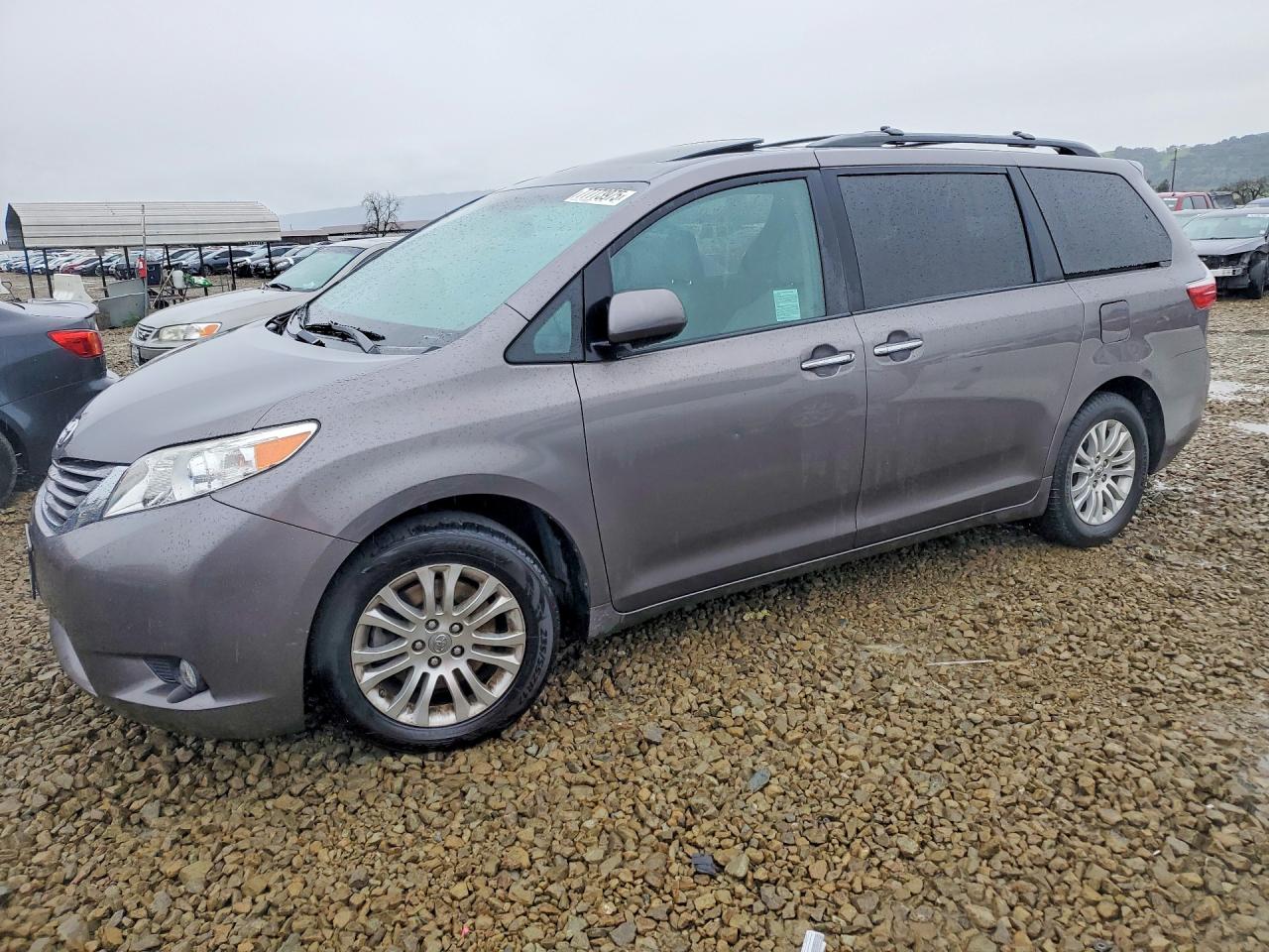 Salvage Toyota Sienna Image