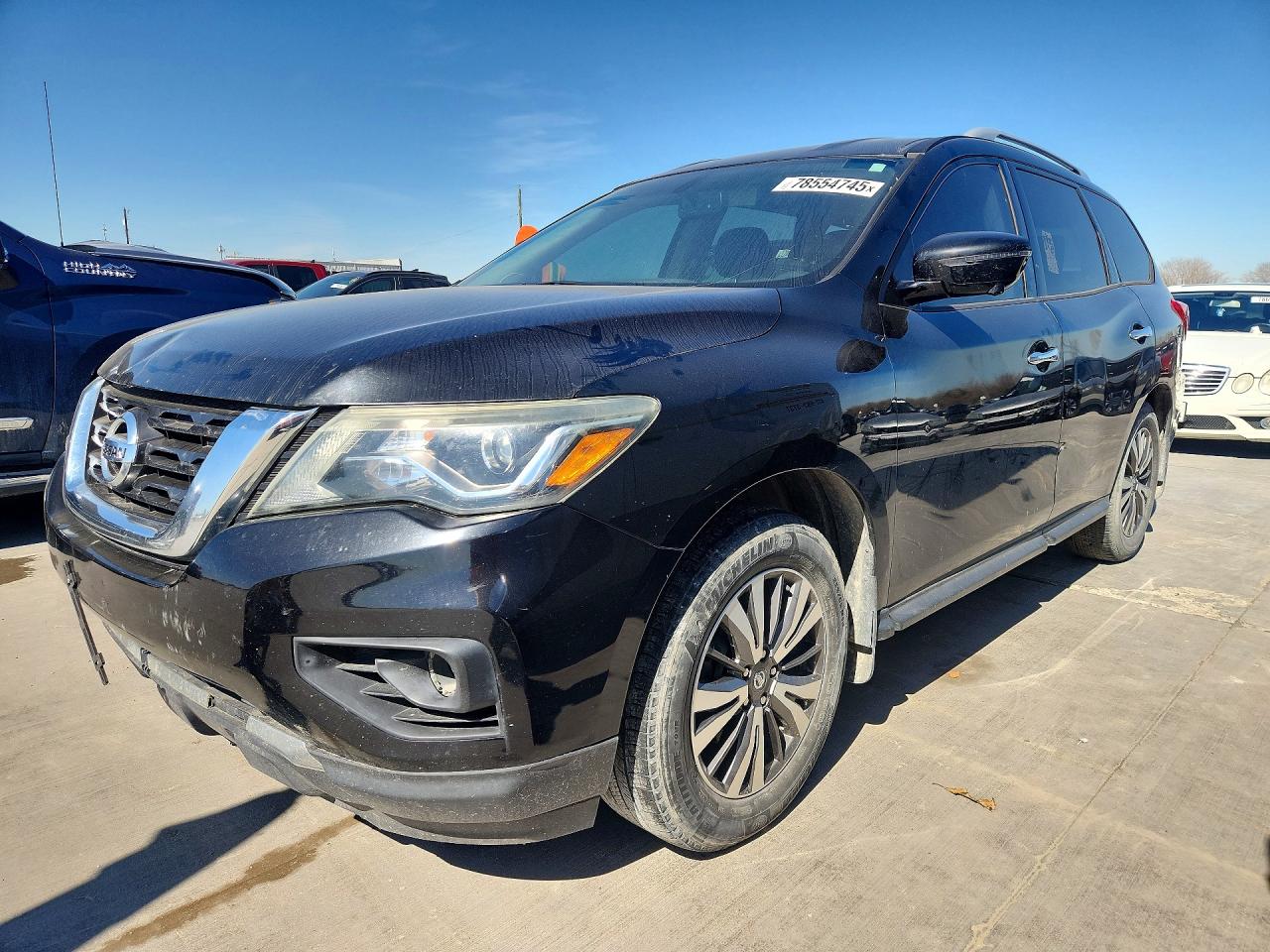 Salvage Nissan Pathfinder Image