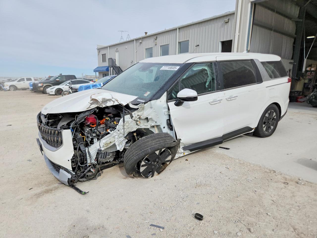 Salvage Kia Carnival Image