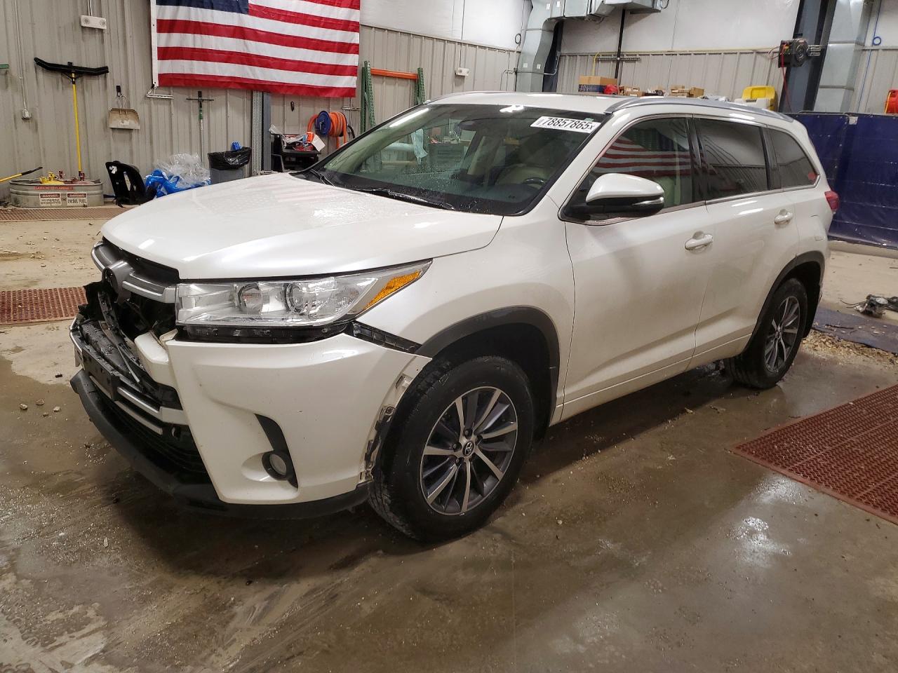 Salvage Toyota Highlander Image