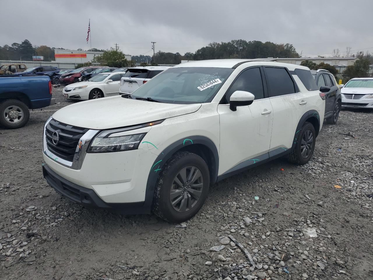 Salvage Nissan Pathfinder Image