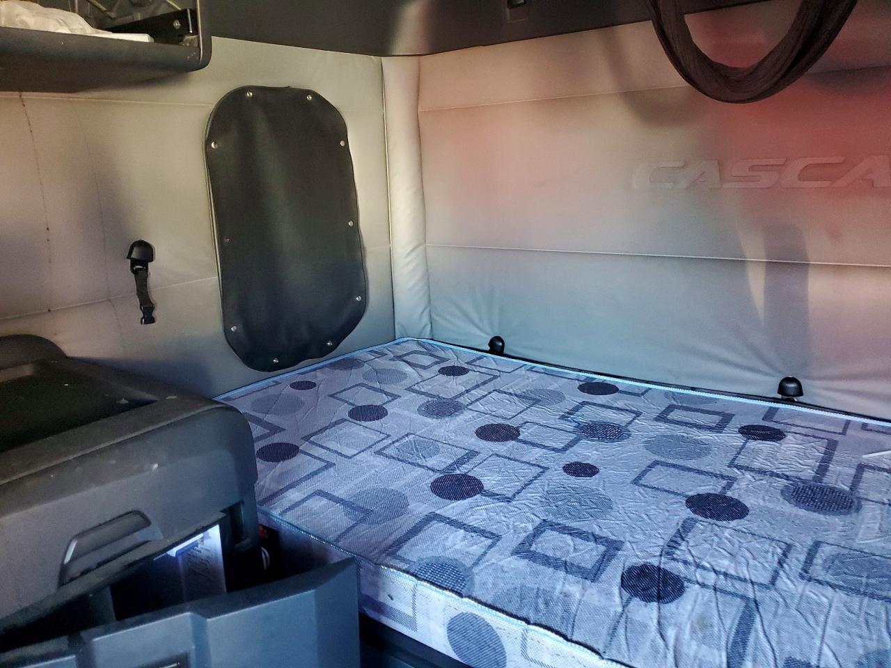 Freigliner Cascadia 126